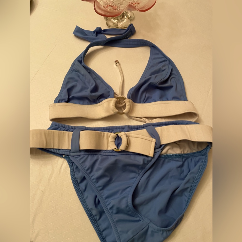 Venus Size C/8  Size C top fits sizes 32 D, 34 C & 36B  & Bottom size 8 Blue